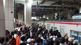 KRL Tanah Abang-Rangkasbitung Alami Gangguan, Penumpang pada Turun