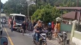 Bus Antar Kota Hantam Motor Sampai Hancur Parah, Pengemudi Kritis di Padang Pariaman