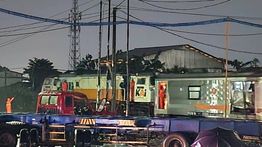 Usai Tabrakan dengan Truk, KA Harina Ditarik Kembali ke Stasiun Semarang Tawang