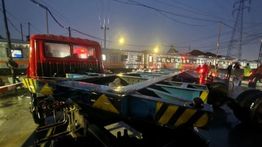 KA Harina Tabrak Truk Trailer di Perlintasan Kaligawe Semarang