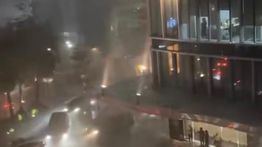 Hujan Lebat Disertai Angin Kencang dan Petir Landa Jakarta