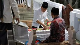 Gibran Ziarah ke Makam K.H. Abbas Buntet, Ulama Pejuang Kemerdekaan