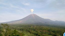 2 Kali Erupsi, Gunung Semeru Luncurkan Letusan Setinggi 700 Meter