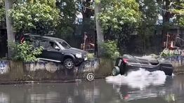 Detik-detik Mobil Hitam Nyemplung ke Kali saat Proses Derek