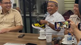 Momen Bahlil Pamer Sepatu Kuning Seharga Rp250 Ribu Buatan UMKM