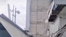 Panel ACP Gedung di Medan Merdeka Barat Jakarta Runtuh Akibat Angin Kencang