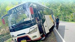 Bus Damri AKAP Alami Kecelakaan di Jalur Denpasar–Gilimanuk