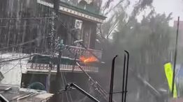 Hujan Deras Disertai Angin Kencang di Rempoa Tengsel: Pohon dan Tiang Listrik Tumbang, Mushola Terbakar