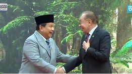 Prabowo Disambut Hangat PM Anwar Ibrahim di KTT ASEAN