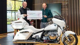BMW R18 Transcontinental Bertanda Tangan Paus Leo XIV Terjual Rp2,51 Miliar