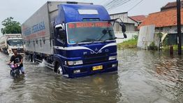 Hujan Deras Bikin Banjir di Sejumlah Titik Kota Semarang