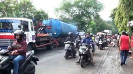 Truk Tangki Terguling di Jalan Raya Cakung-Cilincing, Minyak Sayur Tumpah ke Jalan