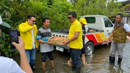Mohammad Saleh Salurkan Bantuan ke Warga Terdampak Banjir di Semarang
