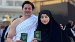 Andrew Andika Pamer Buku Nikah Depan Ka'bah