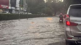 Hujan Deras Disertai Petir Guyur Tangerang, Jalanan BSD Terendam Banjir