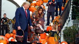 Trump Rayakan Halloween di Gedung Putih, Ratusan Anak Antre Dapat Permen Presiden