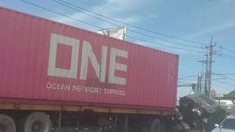 Truk Trailer Pecah Ban, Tabrak Pembatas Jalan di Tangerang