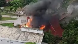 Restoran di Depan Grand Kamala Lagoon Bekasi Terbakar, Api Membumbung Tinggi