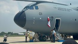 Moment Prabowo Lakukan Prosesi Siram Air Kembang ke Pesawat Angkut Militer Pertama Indonesia di Lanud Halim