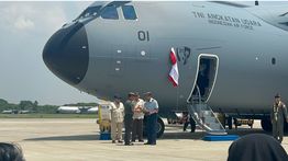 Prabowo Serahkan Langsung Pesawat Angkut Militer Pertama Indonesia ke Panglima TNI di Lanud Halim