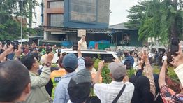 Prabowo Bagikan Uang dan Kaos kepada Pedagang dan Ojol di Tanah Abang