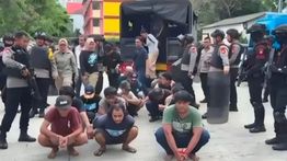 Detik-detik BNN dan Brimob Gerebek Kartel Narkoba di Kampung Bahari, Pelaku Sempat Luncurkan Panah