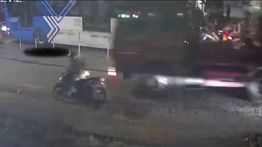 Rekaman CCTV Ungkap Detik-detik Pemotor Terlindas Truk Tangki hingga Tewas
