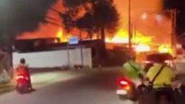 Kebakaran Hebat Hantam Toko Kayu di Cipondoh, Api Berkobar Besar