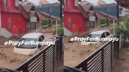 Bumiayu Dikepung Banjir, Mobil Putih Terbawa Arus Deras