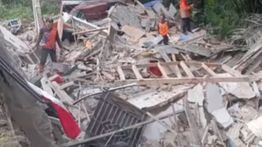 VIDEO: Rumah 2 Lantai di Sukabumi Tiba-tiba Ambruk