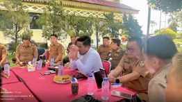 Momen Kocak Bupati Pelalawan “Ketiban Mangga” saat Rapat di Luar Kantor