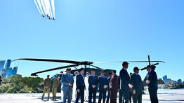 Didampingi PM Albanese, Prabowo Tinjau Kapal HMAS Canberra