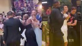 Ariana Grande Diserang Fans Saat Premiere Wicked di Singapura