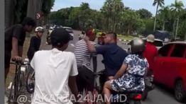 Beredar Video Pemotor Cekik Pesepeda di Depan Umum