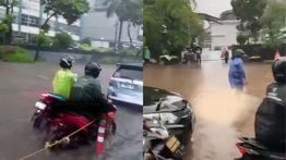 Penampakan Banjir Parah di Cawang, Motor Mogok hingga Macet dari Kedua Arah