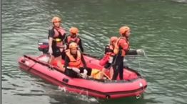 VIDEO: Tim SAR Terus Cari Jasad Pemancing Terseret Ombak Pantai Cikeueus Sukabumi