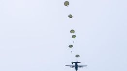 Ratusan Peterjun Kostrad Warnai Langit Bangka Belitung