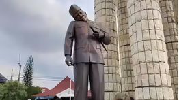 Viral! Patung Soekarno Kepala Miring di Alun-Alun Indramayu Setelah Tertimpa Tenda