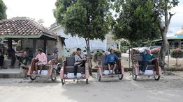 Lansia di Tangerang Dapat Bantuan Becak Listrik dari Prabowo: Enak Nggak Gowes Lagi