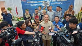 Mentrans Iftitah Serahkan 402 SHM ke Warga Kabupaten Muna Sultra