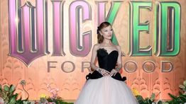 Ariana Grande Positif COVID-19 di Tengah Tur Promosi Wicked: For Good