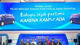 Manfaatkan Momentum GJAW 2025, Daihatsu Serahkan Tiga Unit Pertama Rocky Hybrid kepada Konsumen