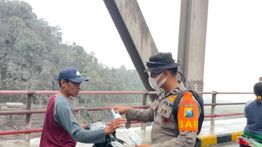 Abu Semeru Menebal, Polda Jatim Bagikan Masker di Jalur Curah Kobokan