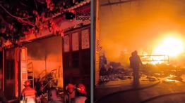 Toko Bangunan di Citeureup Terbakar Hebat