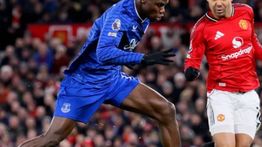 Lawan 10 Pemain Everton, MU Tumbang