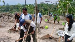 Menhut dan DPR Pimpin Penanaman Serentak di 32 Provinsi pada Hari Menanam Pohon