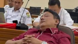 Viral Video Dirut PDAM Bekasi Tidur Pulqs Saat Rapat