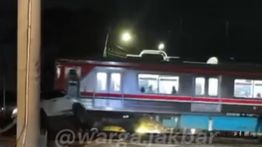 Beredar Video Mobil Keluarga Dihantam Kereta di Jembatan Gantung