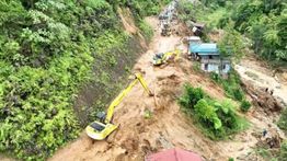 Penampakan Longsor di Tapanuli Utara, Jalan Terputus dan Rumah Tertimbun