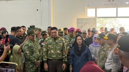 Panglima TNI Dampingi Menhan RI Tinjau Langsung Pengungsi Banjir di Pidie Jaya, Aceh